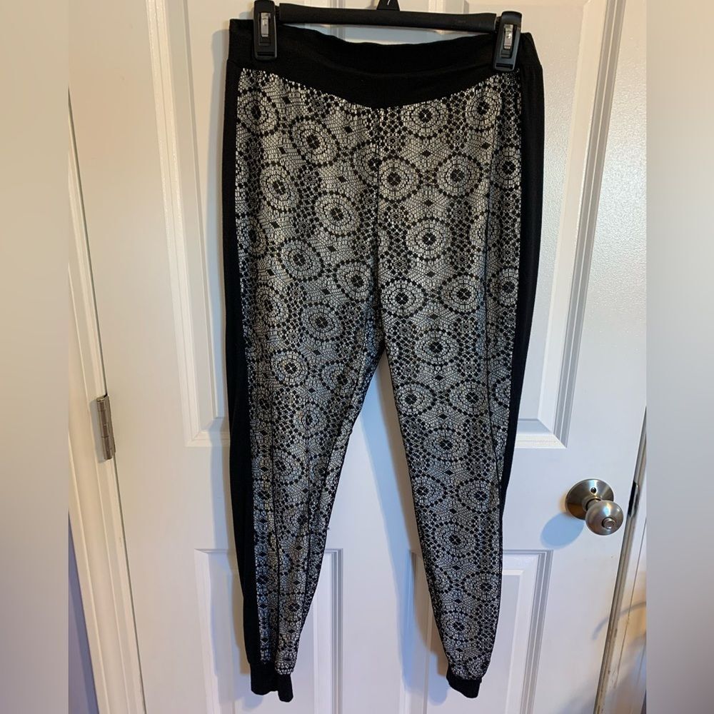 Cache Size Small Black & White Geometric-Print joggers pants